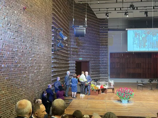 Prof. Leszek Wisłocki receives wishes from the gathered guests and the AMKL academic community