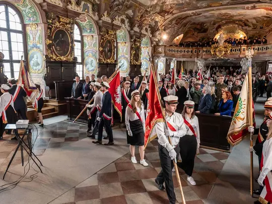 Poczty sztandarowe uczelni Wrocławia oraz zgromadzeni Goście