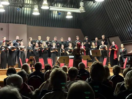 Koncert kolędowo-karnawałowy, wyk. Ch&oacute;r Kamerlany AMKL pod kierownictwem artystycznym prof. dr hab. Jolanty Szybalskiej-Matczak we wsp&oacute;łpracy z mgrem Kacprem Kubiakiem, Orkiestra Smyczkowa Wydziału Edukacji Muzycznej, Ch&oacute;ralistyki i Muzyki Kościelnej pod k