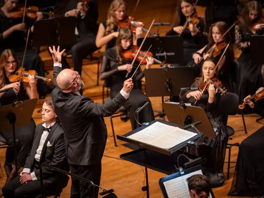 Artur Wr&oacute;bel &ndash; conductor, Academic Symphony Orchestra