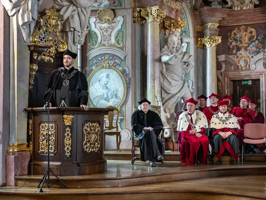 Dr hab. Jakub Jernajczyk, prof. ASP, promotor postępowania o nadanie tytułu Doktora Honoris Causa Zbigniewowi Rybczyńskiemu, wygłasza laudację