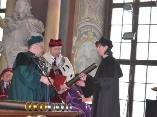 JM Rektor prof. Krystian Kiełb i Dziekan Wydziału Wokalnego prof. Bogdan Makal wręczają dyplom Doktora Sztuki Pani Marii Zawartko