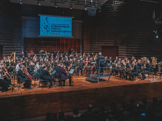 Maestro Lev Arstein podczas Koncertu Galowego Uczestnik&oacute;w Orkiestry Saksofonowej