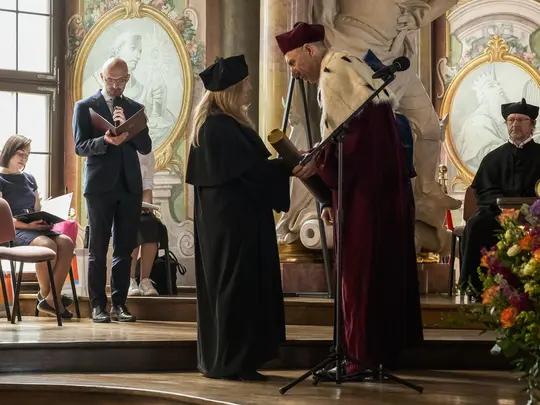 The Rector of the Karol Lipiński Academy of Music in Wrocław, Prof. Dr. Hab. Krystian Kiełb, presents the diploma of Doctor of Arts in the field of art, artistic discipline of musical arts, to Dr. Barbara Szarejko-Nestor.