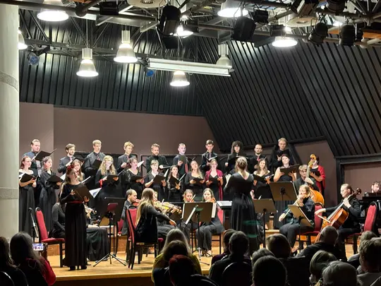 Koncert kolędowo-karnawałowy, wyk. Ch&oacute;r Kamerlany AMKL pod kierownictwem artystycznym prof. dr hab. Jolanty Szybalskiej-Matczak we wsp&oacute;łpracy z mgrem Kacprem Kubiakiem, Orkiestra Smyczkowa Wydziału Edukacji Muzycznej, Ch&oacute;ralistyki i Muzyki Kościelnej pod k