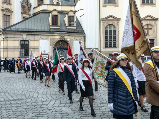 Uroczysty orszak akademicki w drodze na wrocławskim rynek