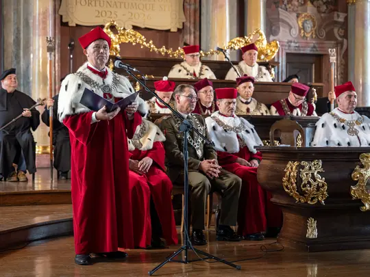 Rektor Uniwersytetu Ekonomicznego im. Piast&oacute;w Śląskich we Wrocławiu prof. dr hab. Czesław Zając wygłasza wprowadzenie do immatrykulacji