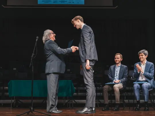 prof. dr hab. Marek Pijarowski wręcza dyplomy Finalistom