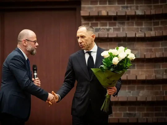 Prof. dr hab. Krystian Kiełb przyjmujący gratulacje