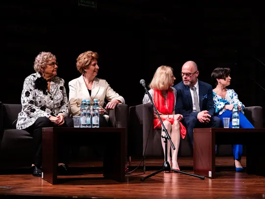 A panel of reminiscences and discussions with graduates and retired employees of the Faculty (moderator - senior lecturer Dorota Kanafa), Dr. Iwona Polak, Dr. Maria Zawartko, Dr. Agnieszka Zwierzycka, Dr. hab. Artur Wr&oacute;bel, Prof. Dr. hab. Jolanta Szybalska