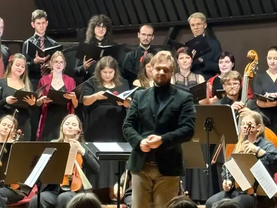 Koncert kolędowo-karnawałowy, wyk. Ch&oacute;r Kamerlany AMKL pod kierownictwem artystycznym prof. dr hab. Jolanty Szybalskiej-Matczak we wsp&oacute;łpracy z mgrem Kacprem Kubiakiem, Orkiestra Smyczkowa Wydziału Edukacji Muzycznej, Ch&oacute;ralistyki i Muzyki Kościelnej pod k