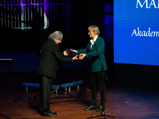 Wręczenie prezentu przez  prof. Grażynę Pstrokońską-Nawratil, Kierownika Katedry Kompozycji