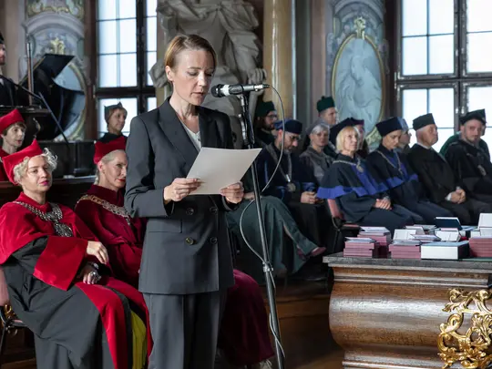 Pani Małgorzata Hasiewicz, Dyrektor Generalny Dolnośląskiego Urzędu Wojew&oacute;dzkiego odczytuje list od Ministra Edukacji i Nauki dra hab. Przemysława Czarnka, prof. KUL