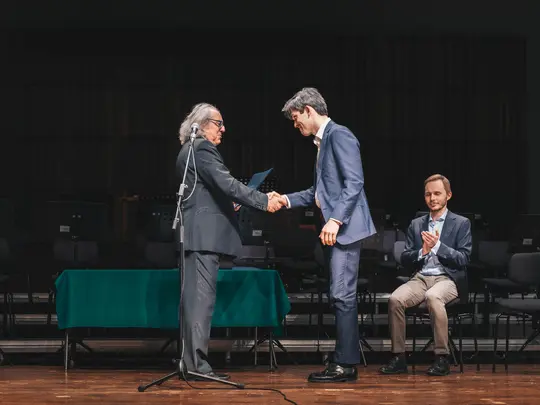 prof. dr hab. Marek Pijarowski wręcza dyplomy Finalistom