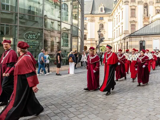 A ceremonial academic procession on its way to the second part of the Community Inauguration of the Academic Year 2023/2024 at the Wrocław Market Square.