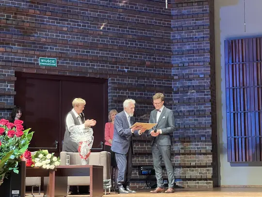 Dr. hab. Adam Porębski wishes Prof. Leszek Wisłocki