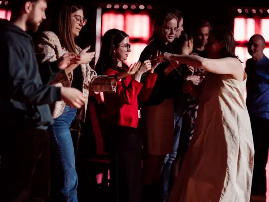 Performans muzyczno-ruchowy pt. &bdquo;Pożywiaj się kroplami kadzidła i kardamonowym sokiem&rdquo;