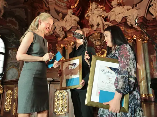 Prorektor ds. artystycznych i naukowych AMKL prof. dr hab. Magdalena Blum wręcza nagrodę / źr&oacute;dło fot. Akademia Wychowania Fizycznego we Wrocławiu, fot. dr Andrzej Nowak