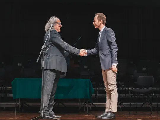 prof. dr hab. Marek Pijarowski wręcza dyplomy Finalistom