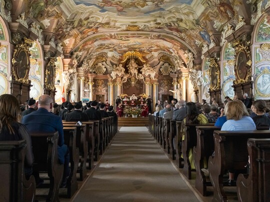Rektor Akademii Muzycznej im. Karola Lipińskiego we Wrocławiu prof. dr hab. Krystian Kiełb rozpoczyna uroczystość.