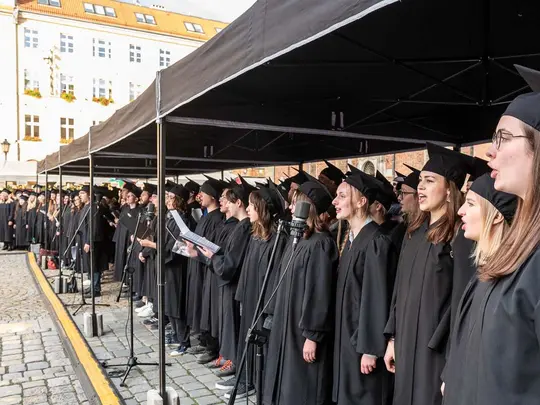 The combined academic choirs of Wrocław universities, conducted by Magdalena Wojtas, perform Gaudeamus igitur