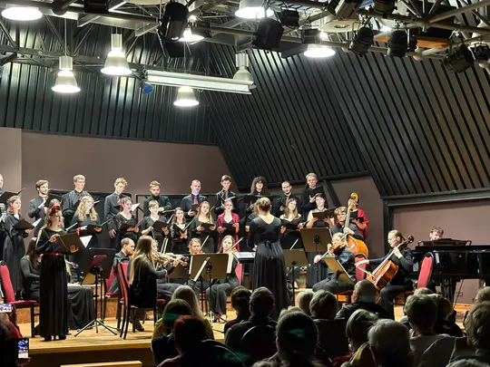 Koncert kolędowo-karnawałowy, wyk. Ch&oacute;r Kamerlany AMKL pod kierownictwem artystycznym prof. dr hab. Jolanty Szybalskiej-Matczak we wsp&oacute;łpracy z mgrem Kacprem Kubiakiem, Orkiestra Smyczkowa Wydziału Edukacji Muzycznej, Ch&oacute;ralistyki i Muzyki Kościelnej pod k