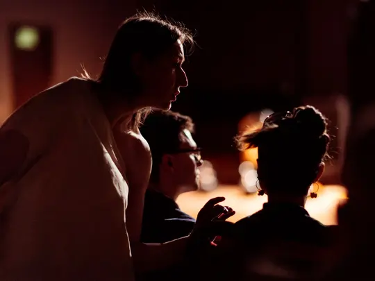 Performans muzyczno-ruchowy pt. &bdquo;Pożywiaj się kroplami kadzidła i kardamonowym sokiem&rdquo;