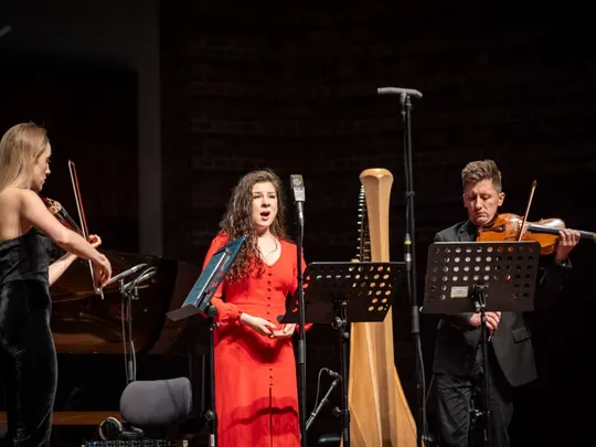 Adriana Masiak - sopran, Wojciech Koczur - alt&oacute;wka, Karolina Podorska - skrzypce