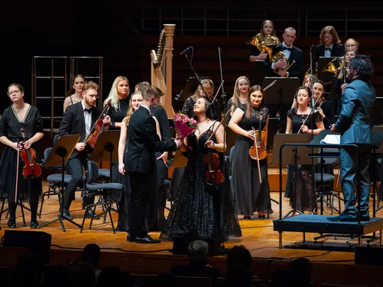 Wręczenie kwiat&oacute;w solistce