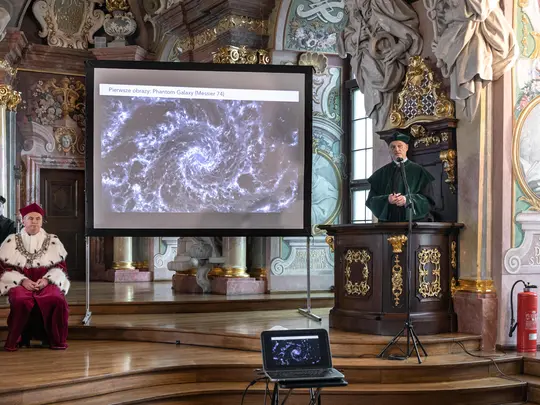 Pan prof. Andrzej Pigulski wygłaszający wykład inauguracyjny pt.: ''Kosmiczny teleskop Jamesa Webba - nowa era w eksploracji Kosmosu''