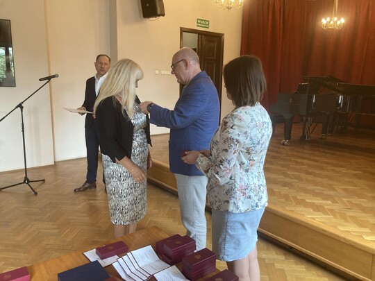 Wręczenie odznaczeń państwowych i resortowych nadanych pracownikom Akademii Muzycznej im. Karola Lipińskiego we Wrocławiu &ndash; odznaczenie przyjmuje Kanclerz AMKL mgr inż. Danuta Koprowska-Pasieka