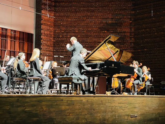 Piotr Lara (pianista) wraz z Akademicką Orkiestrą Symfoniczną