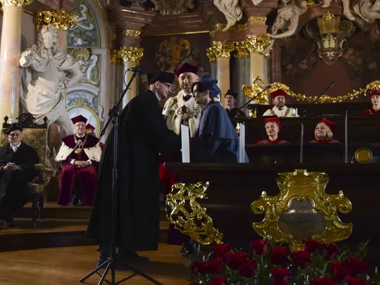 Rektor Akademii Muzycznej prof. dr hab. Krystian Kiełb  wręcza dyplomy Doktorom i Doktorom Habilitowanym