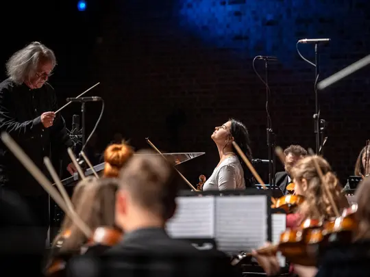 Maestro Marek Pijarowski, Sara Dragan oraz Akademicka Orkiestra Symfoniczna