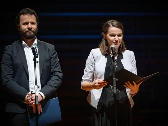 Wystąpienie dr. hab. Pawła Jabłczyńskiego, prof. AMKL, Kierownika artystycznego I Międzynarodowego Konkursu Skrzypcowego im. Karola Lipińskiego oraz dr Magdaleny Ziarkowskiej-Kołackiej, Kierownika organizacyjnego i Sekretarz Jury rozpoczynające Koncert Lau