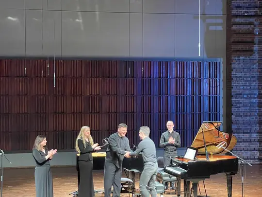 Diana Buffa i Ivan Buffa składają gratulacje Pawłowi Heinrichowi kompozytorowi utworu Color // Shape // Magnitude