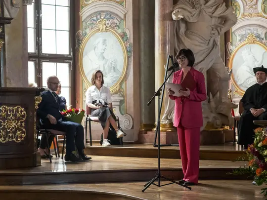 Pani Agnieszka Hejduk-Domańska, Zastępca Dyrektora Departamentu Szkolnictwa Artystycznego i Edukacji Kulturalnej Ministerstwa Kultury i Dziedzictwa Narodowego, wita zgromadzonych gości, Doktor&oacute;w i Doktor&oacute;w Habilitowanych.