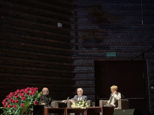 Panel dyskusyjny prowadzony przez prof. Grażynę Pstrońską-Nawratil i Kierownika Katedry Nowych Medi&oacute;w ze Studiem Kompozycji Komputerowej prof. dra hab. Cezarego Duchnowskiego