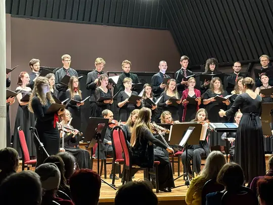 Koncert kolędowo-karnawałowy, wyk. Ch&oacute;r Kamerlany AMKL pod kierownictwem artystycznym prof. dr hab. Jolanty Szybalskiej-Matczak we wsp&oacute;łpracy z mgrem Kacprem Kubiakiem, Orkiestra Smyczkowa Wydziału Edukacji Muzycznej, Ch&oacute;ralistyki i Muzyki Kościelnej pod k