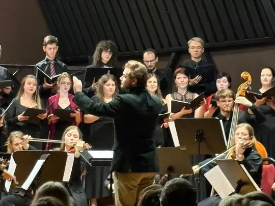 Koncert kolędowo-karnawałowy, wyk. Ch&oacute;r Kamerlany AMKL pod kierownictwem artystycznym prof. dr hab. Jolanty Szybalskiej-Matczak we wsp&oacute;łpracy z mgrem Kacprem Kubiakiem, Orkiestra Smyczkowa Wydziału Edukacji Muzycznej, Ch&oacute;ralistyki i Muzyki Kościelnej pod k