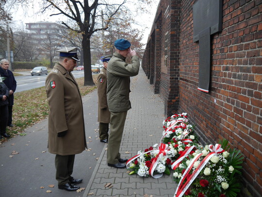 Złożenie kwiat&oacute;w pod tablicą upamiętniającą Profesor&oacute;w Krakowskich więzionych we Wrocławiu w 1939 r., ul. Kleczkowska/Reymonta