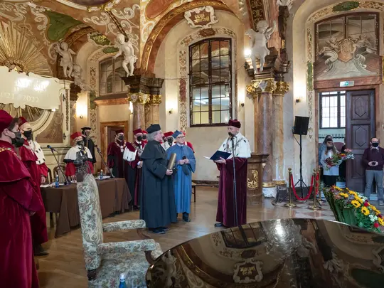 Rektor Akademii Muzycznej, prof. dr hab. Krystian Kiełb, składa gratulacje Doktorowi Honoris Causa - prof. dr. hab. Markowi Pijarowskiemu