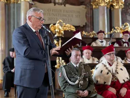 Wicewojewoda Dolnośląski Pan Bogusław Szpytma odczytuje list od Pana Mateusza Morawieckiego, Prezesa Rady Ministr&oacute;w