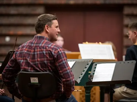 Koordynator projektu Orkiestra WBB i prowadzący zesp&oacute;ł dr Paweł Miczka wraz z członkami orkiestry