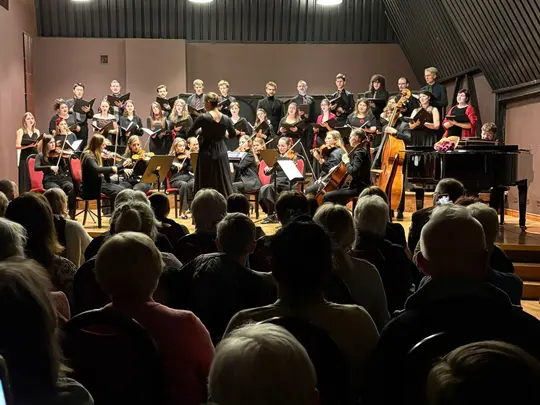 Koncert kolędowo-karnawałowy, wyk. Ch&oacute;r Kamerlany AMKL pod kierownictwem artystycznym prof. dr hab. Jolanty Szybalskiej-Matczak we wsp&oacute;łpracy z mgrem Kacprem Kubiakiem, Orkiestra Smyczkowa Wydziału Edukacji Muzycznej, Ch&oacute;ralistyki i Muzyki Kościelnej pod k