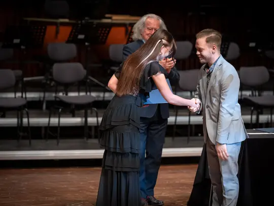 Koncert laureat&oacute;w - wręczenie Nagrody Akademickiej Orkiestry Symfonicznej Nikodemowi Świdrowi