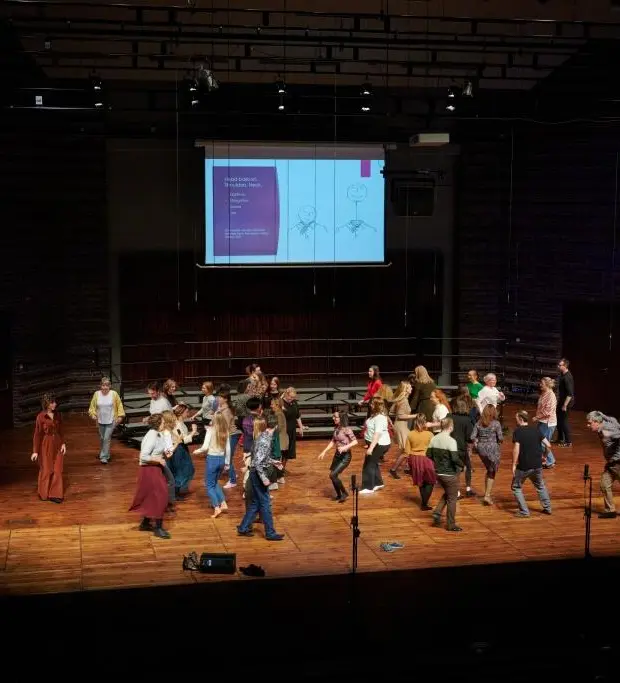 Uczestnicy II Międzynarodowej Konferencji Praca z ch&oacute;rem dziecięcym podczas warsztat&oacute;w prowadzonych przez mgr Angelikę Wolf