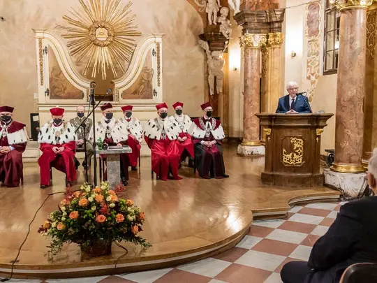 Dr Jacek Ossowski, Przewodniczący Komisji Stypendialnych, Sekretarz Rady ds. Szkolnictwa Wyższego i Nauki przy Prezydencie Wrocławia, wręcza dyplomy Laureatom Studenckiego Programu Stypendialnego &ndash; Stypendium dla doktorant&oacute;w