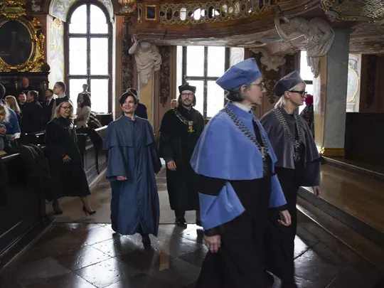 Orszak akademicki opuszcza Aulę Leopoldina