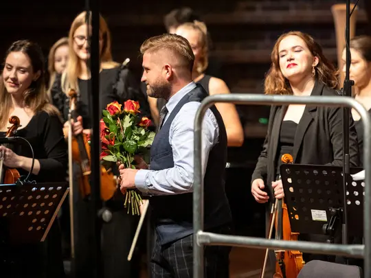Dawid Aleksy Dorożyński, tw&oacute;rca kompozycji Fantazje Zgiełk Myśli na orkiestrę symfoniczną inaugurującej Nadzwyczajny Koncert Jubileuszowy